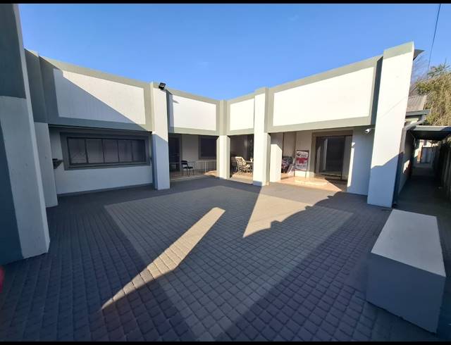 1,040M² OFFICE FOR SALE IN VANDERBIJLPARK SW 5